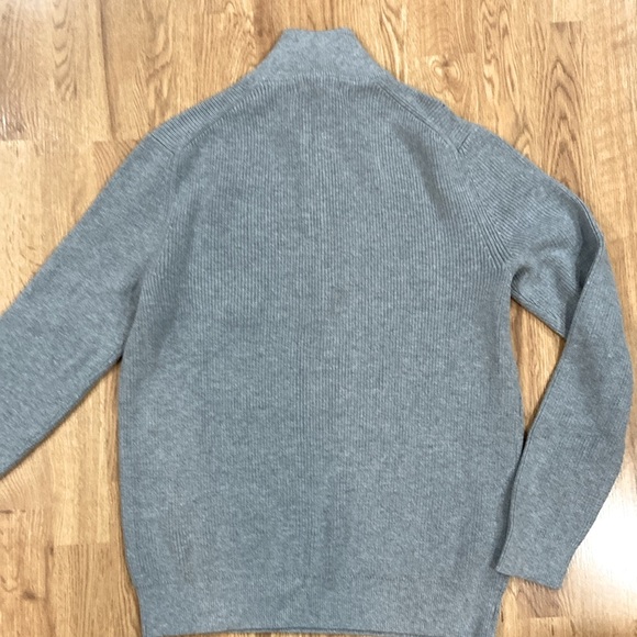 Men's 4 button Banana Republic Sweater (Size M) - Picture 5 of 6